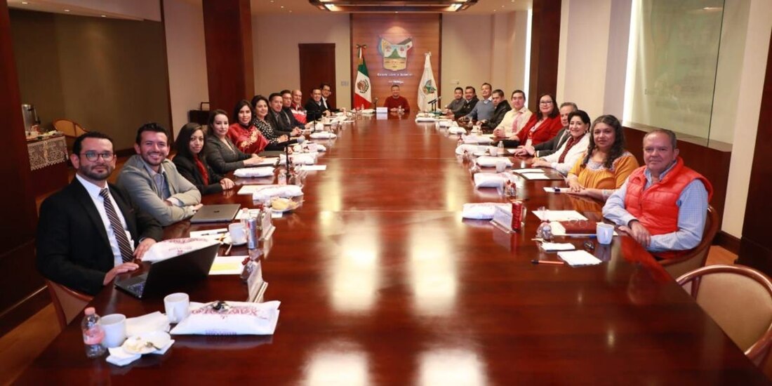 Julio Menchaca revisa agenda operativa de la nueva fase de las Rutas de la Transformación.