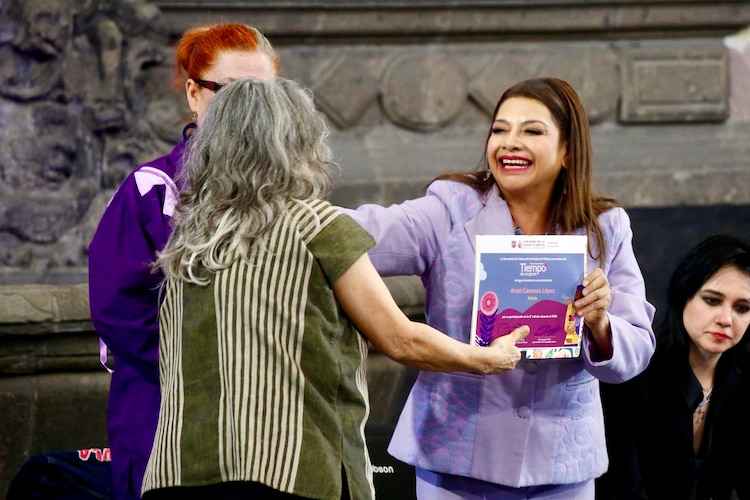 Entrega de reconocimientos a destacadas trayectorias artísticas femeninas como parte de las nuevas políticas culturales de la capital.