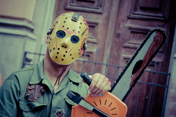 Un hombre disfrazado de Jason Voorhees.