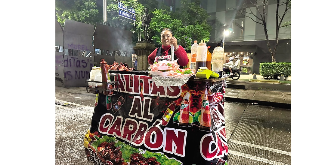 Vendedora de alitas, el domingo, en Reforma.