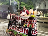 Vendedora de alitas, el domingo, en Reforma.