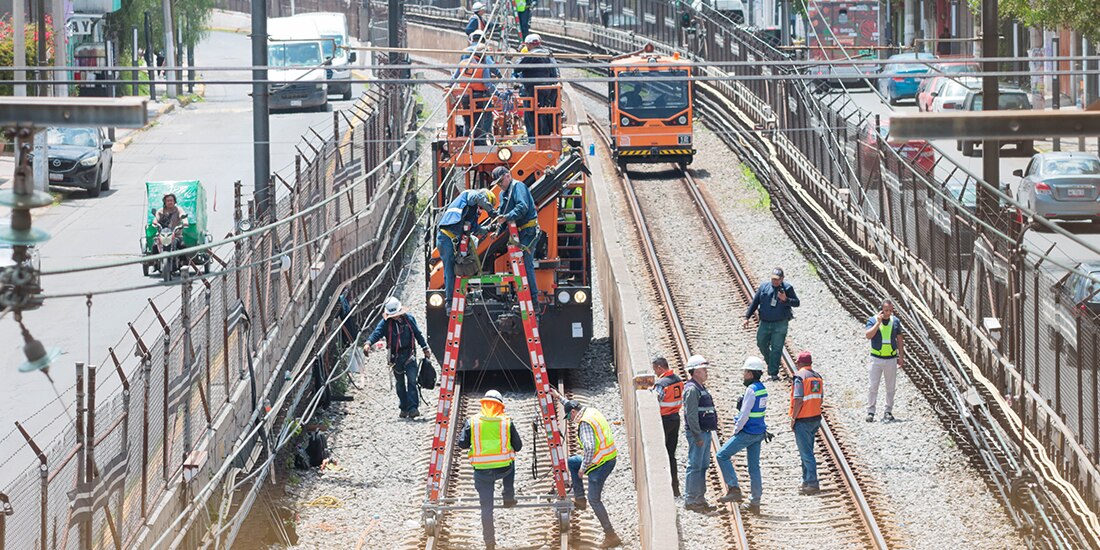 Trabajadores del Metro laboran en las vías de la L-A, el 29 de julio.