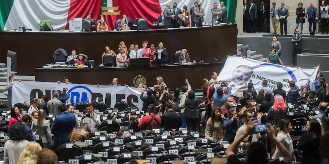 Legisladores del guinda mostraron mantas contra García Luna en la sesión de ayer.