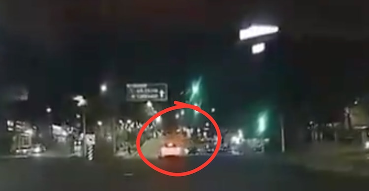 Motociclista muere luego de chocar contra Tesla