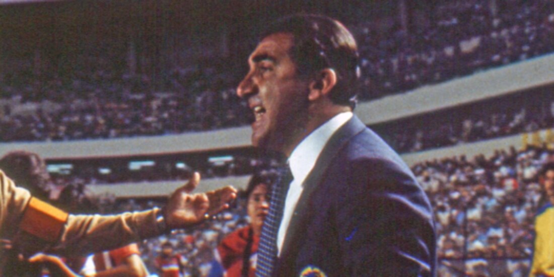 Miguel Ángel López festeja el triunfo de América sobre Pumas en el tercer juego de la final de liga de 1984-1985.