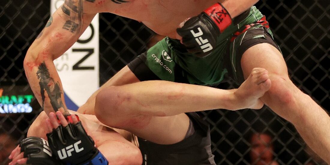 Brandon Moreno derrotó a Kai Kara-France por nocaut técnico en la pelea coestelar del UFC 277.