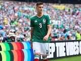 César Montes se va expulsado en el México vs Sudáfrica, la inauguración del Mundial 2026