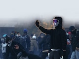 ESTUDIANTES albaneses mantienen una protesta antigubernamental en Tirana, ayer