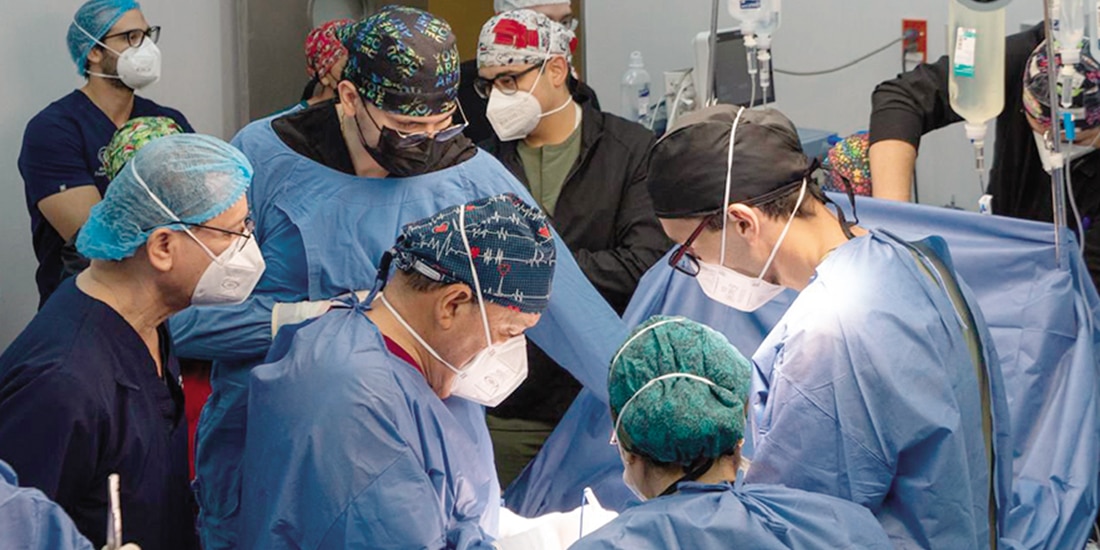 Doctores durante intervención de trasplantes, en Sinaloa.