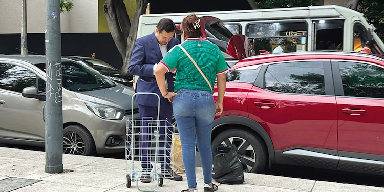 UN VECINO paga a una franelera un espacio en Sullivan.