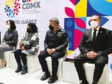 Ocho de los nueve alcaldes de oposición, ayer, en conferencia de prensa.