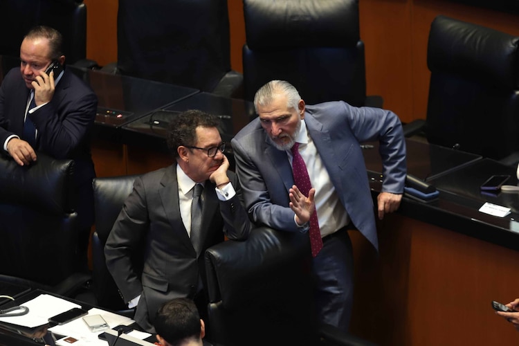 Los senadores Ignacio Mier y Adán Augusto López durante una Sesión Ordinaria en el Senado.
