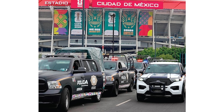 PATRULLAJE de la Policía capitalina en la periferia del Estadio CDMX, ayer.