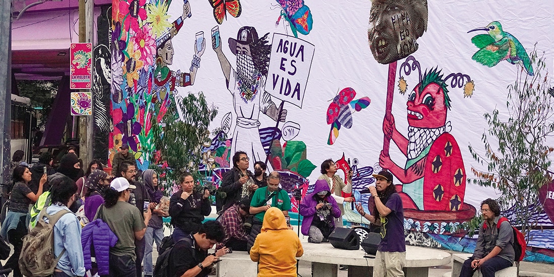 Colectivos encabezados por vecinos de Santa Úrsula protestaron ayer frente al Estadio CDMX y desplegaron una lona alusiva a su inconformidad con la realización del evento.