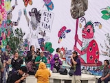 Colectivos encabezados por vecinos de Santa Úrsula protestaron ayer frente al Estadio CDMX y desplegaron una lona alusiva a su inconformidad con la realización del evento.