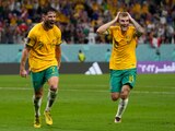 Mathew Leckie, izquierda, celebra con Riley McGree el gol de Australia ante Dinamarca en el Mundial Qatar 2022