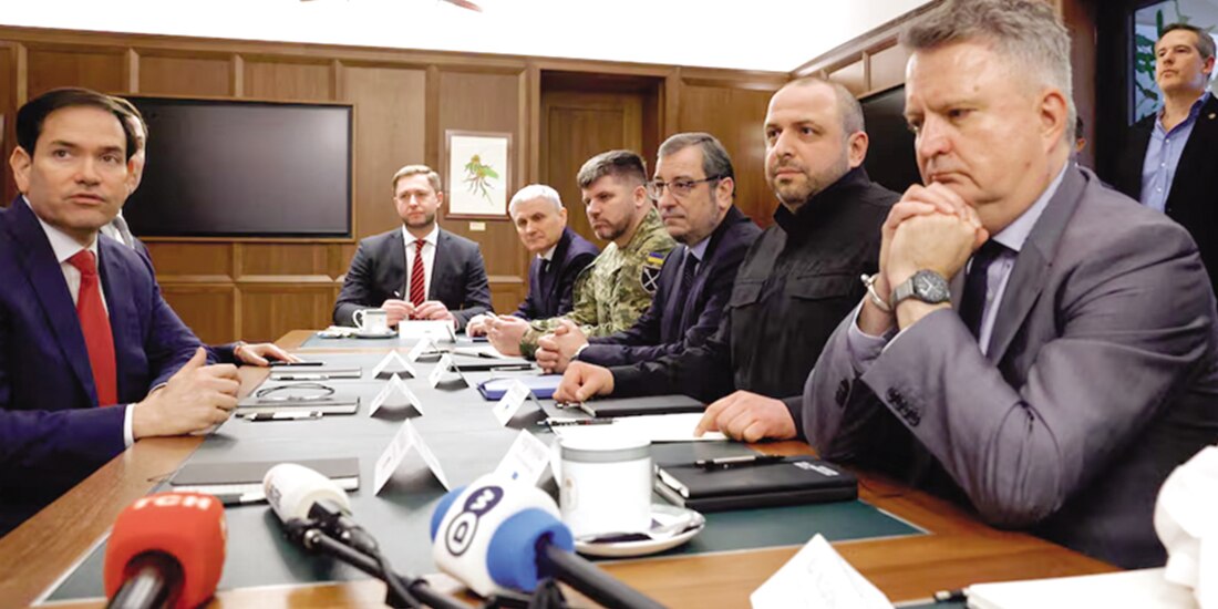 El secretario de Estado de EU, Marco Rubio, con representantes ucranianos, ayer.