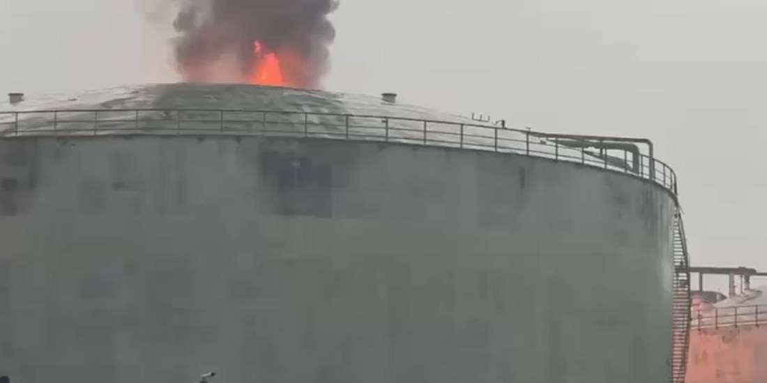 Una descarga atmosférica en la Terminal de Almacenamiento y Servicios Portuarios Pajaritos movilizó a las brigadas de emergencia.