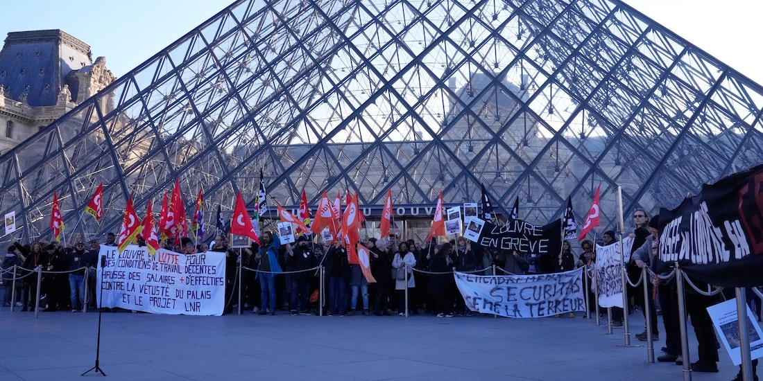 Trabajadores del Louvre en huelga a las afueras del museo