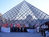 Trabajadores del Louvre en huelga a las afueras del museo