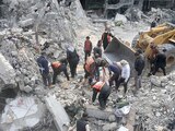Palestinos buscan sobrevivientes tras un bombardeo israelí, ayer, en Gaza.