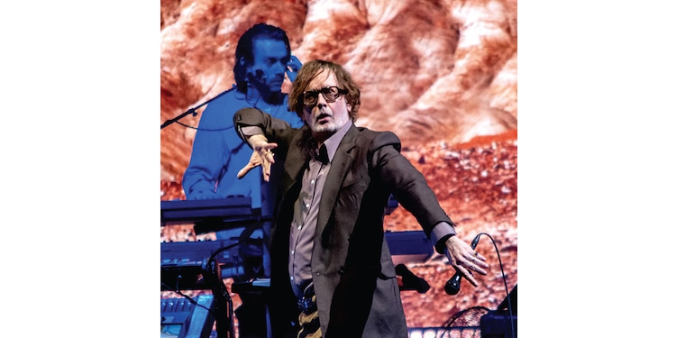 JARVIS COCKER bailó en la presentación.