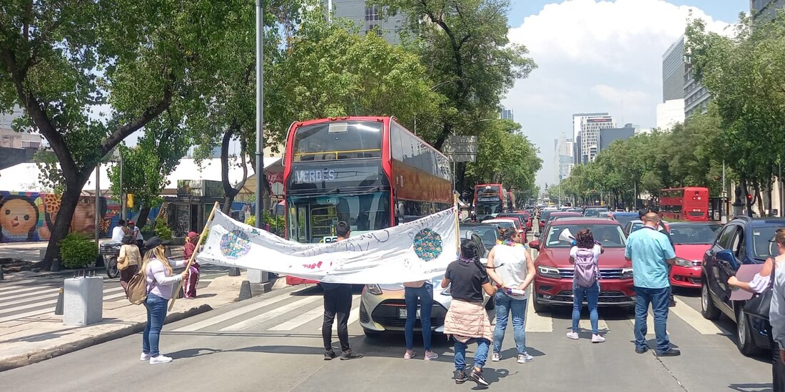 Madres y padres de familia e integrantes de la Colectiva Violeta bloquean Paseo de la reforma a la altura de la Glorieta de las Mujeres que Luchan para denunciar casos de abuso sexual en escuela afiliada a la UNAM