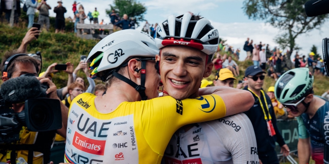 Isaac del Toro y Tadej Pogacar se abrazan tras el 1-2 en la Etapa 14 del Tour de Francia 2026.