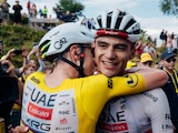 Isaac del Toro y Tadej Pogacar se abrazan tras el 1-2 en la Etapa 14 del Tour de Francia 2026.