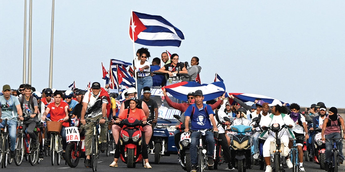 Gente se manifiesta en una protesta antiimperialista en La Habana, el 2 de abril