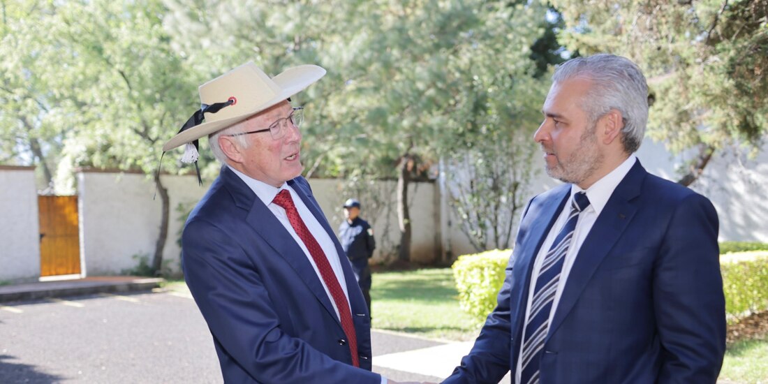 Embajador de EE. UU. Ken Salazar y gobernador Alfredo Ramírez Bedolla analizan el sistema de vigilancia satelital Guardián Forestal en Michoacán.