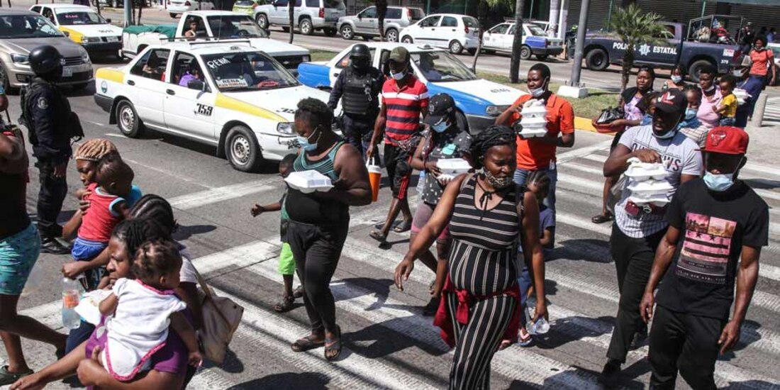 Un grupo de migrantes de Haití cruzan una calle en Acapulco