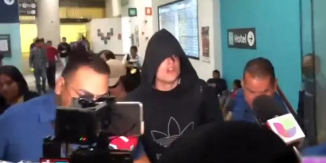 Reporteros acusan a Peso Pluma de pelusearlos en la CDMX: 'se le subió la fama' (VIDEO)