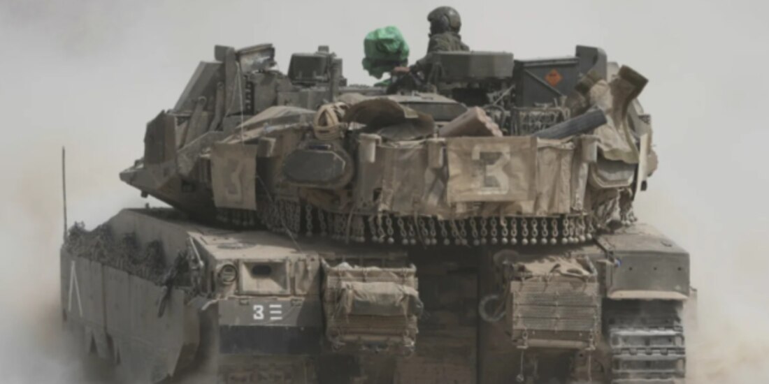 Soldados israelíes desplazan tanques por una zona de concentración cerca de la frontera con la Franja de Gaza, ayer.