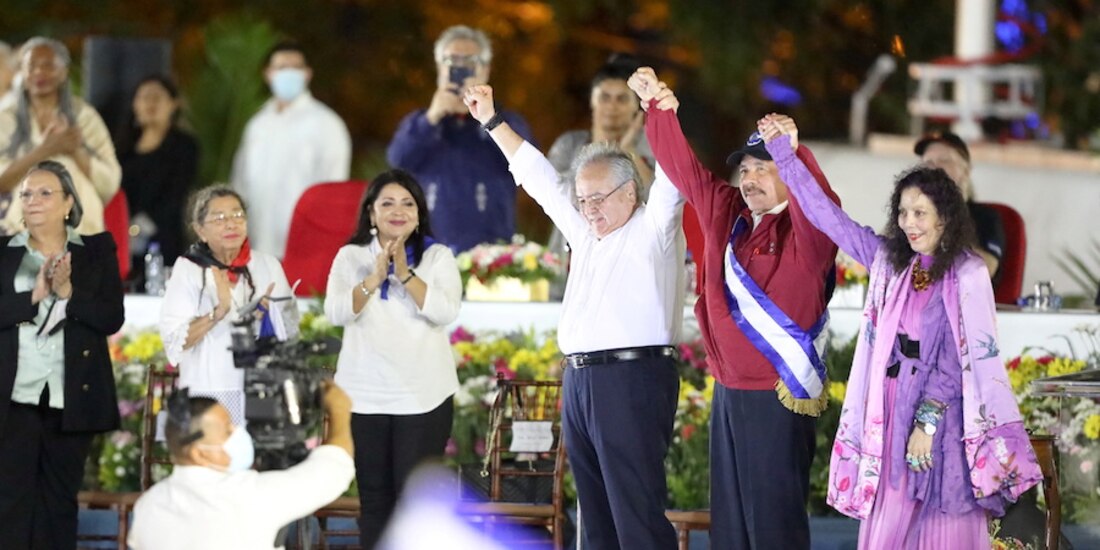 Daniel Ortega, centro, ofrece "borrón y cuenta nueva" al asumir otro mandato, ayer.