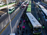 Usuarios, ayer en el paradero de Indios Verdes, al abordar las unidades de apoyo.