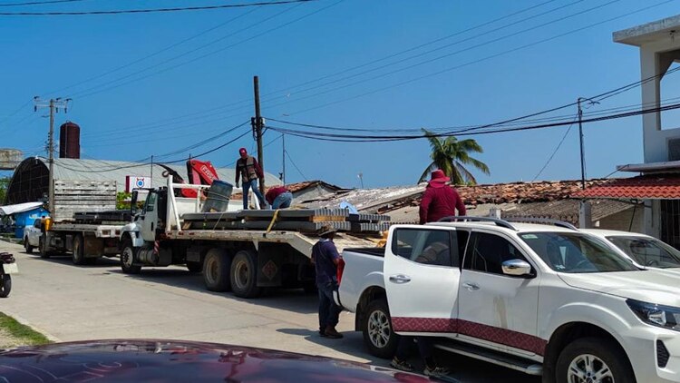 Comisión Estatal del Agua para el Bienestar entrega ayuda a damnificados en Villa de Tututepec.