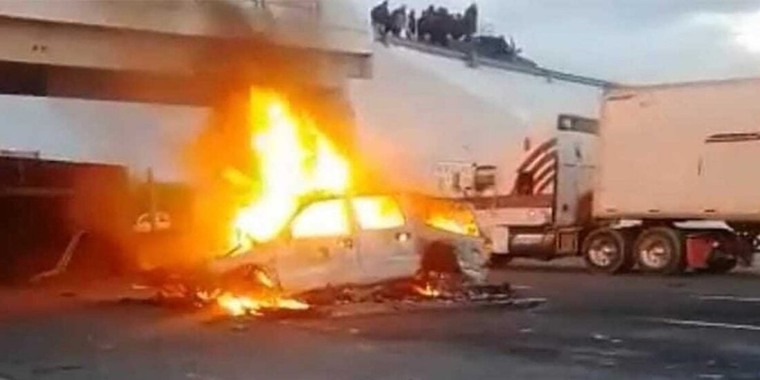 Automóvil siniestrado se prendió en fuego, lo que provocó el deceso de cinco personas.