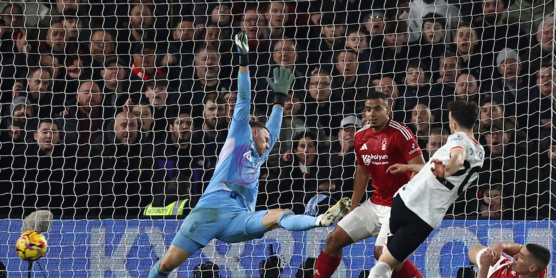 Diogo Jota, en el momento exacto en el que sacó su disparo, ayer.