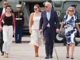 El presidente Joe Biden arriba a Maryland, antier, de la mano de su esposa Jill Biden, y escoltado por sus nietas Natalie (de blusa negra) y Finnegan.