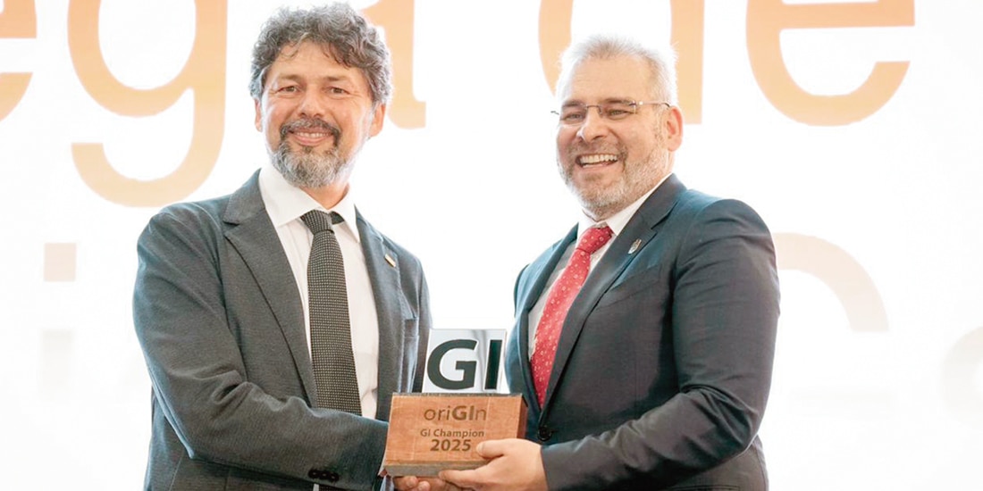 El gobernador Alfredo Ramírez Bedolla, ayer, al recibir el reconocimiento.