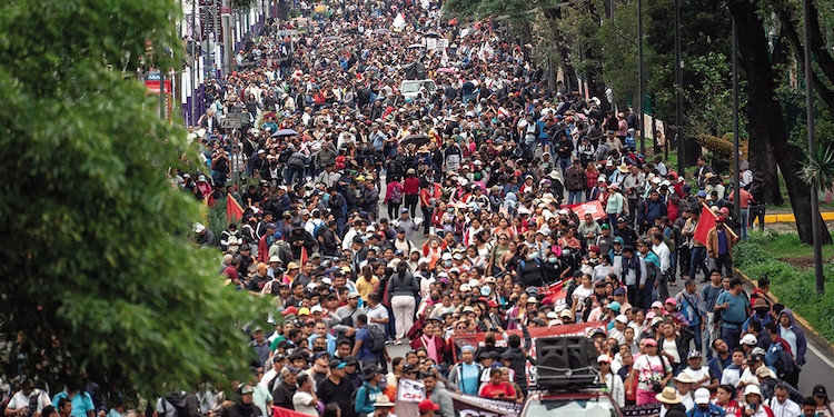 Marcha de cientos de profesores hacia el estadio inaugural del Mundial, ayer.