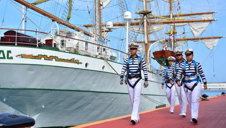 Los cadetes formados en la Heroica Escuela Naval Militar pondrán en práctica las asignaturas de navegación astronómica y cinemática sobre la cubierta.