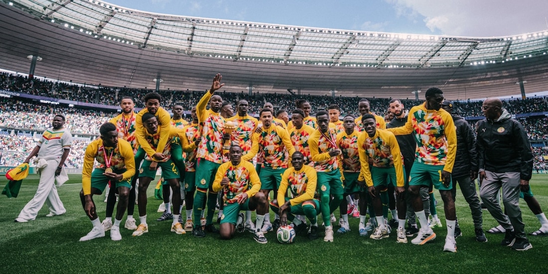 Jugadores de Senegal presumen la Copa Africana de Naciones en un partido amistoso ante Perú, en Francia