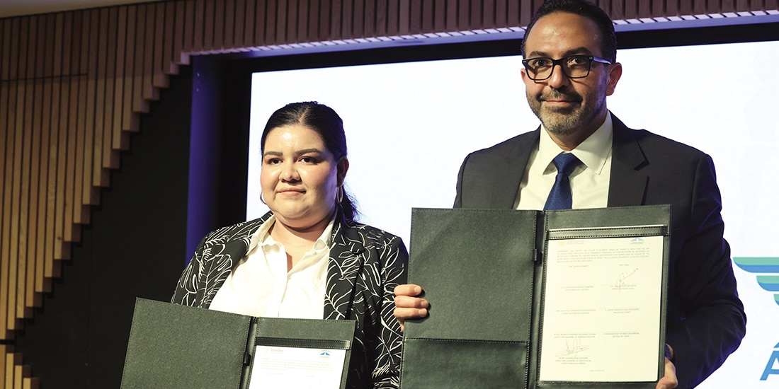Directivos de Pase y de Ángeles Verdes, ayer durante la firma de su convenio.