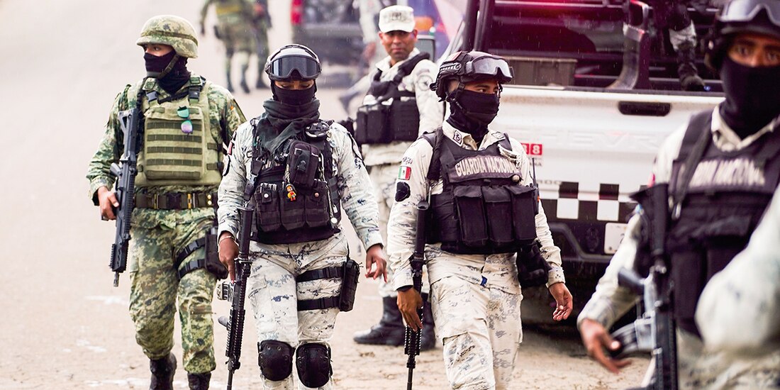 Operativos de la GN y el Ejército, ayer, en Uruapan, Michoacán.