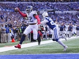 Derrick Henry, corredor de los Titans, salta para superar a Rodney Thomas II , safety de los Colts, en el duelo más reciente entre ambos, el pasado 2 de octubre.