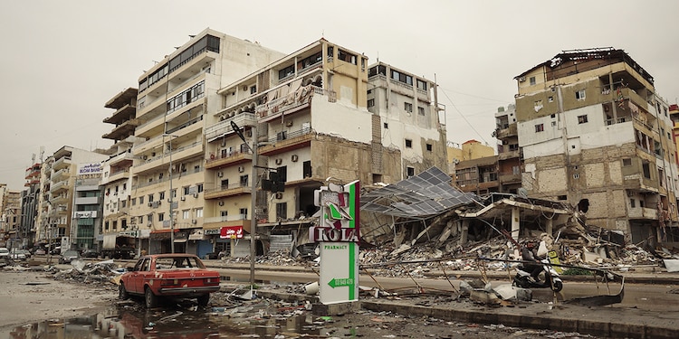 Escombros de un edificio destruido por un ataque israelí en Tiro, Líbano, ayer.