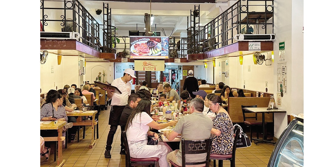 Familias festejan el Día del Padre en un restaurante, ayer.