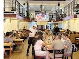 Familias festejan el Día del Padre en un restaurante, ayer.